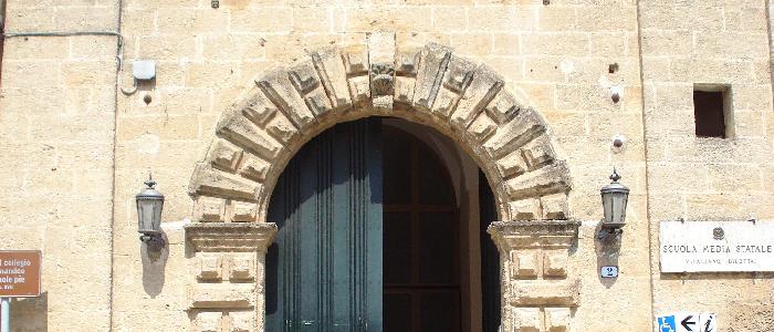 Francavilla Fontana (Br), Collegio Ferdinandeo, il portale