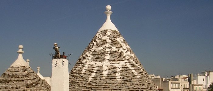 Alberobello (Ba), trullo con disegno di calce