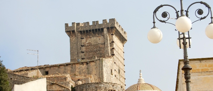 Ceglie Messapica (Br), il Castello, veduta dalla piazza